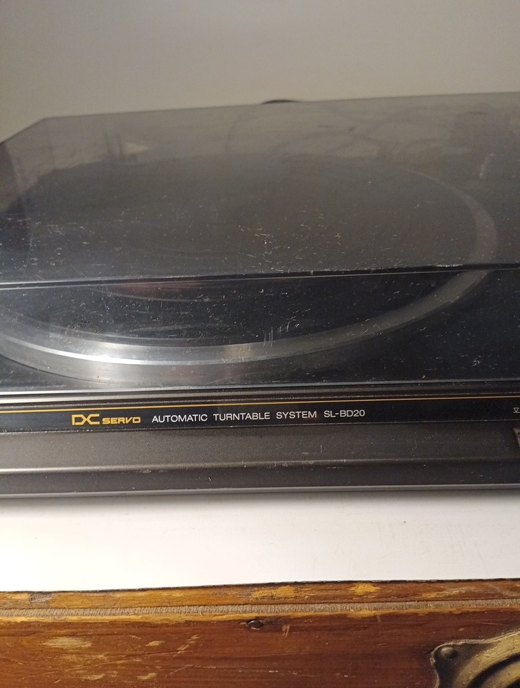 Techniques Turntable SL-BD20 Hinge On Lid Broke , Needs Belt ,Does Powers On