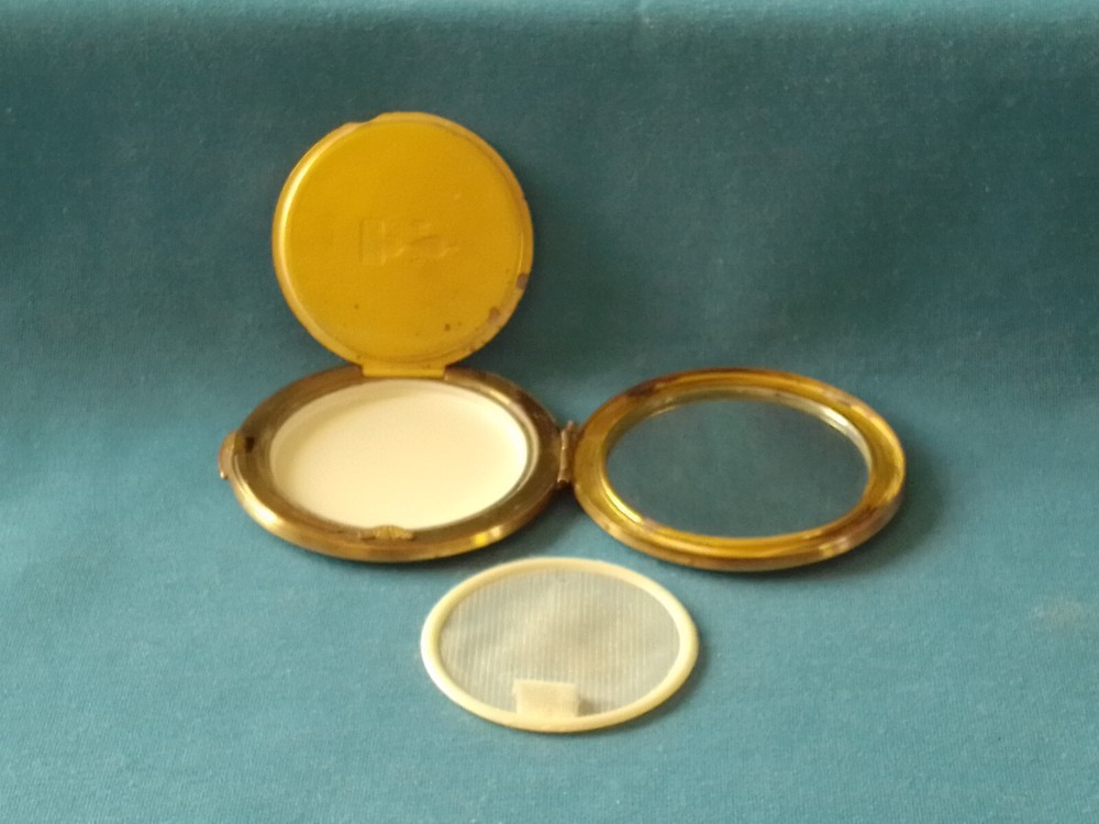 Perfumery. Powder Box Сompact. USSR 1960s.