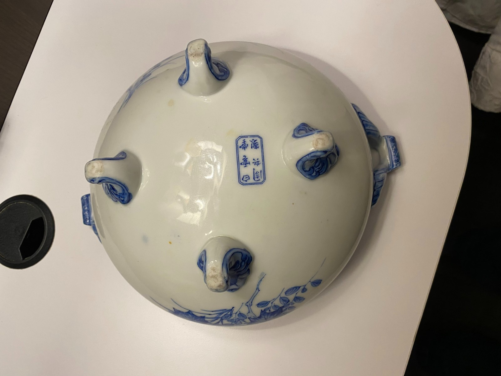 Vintage early 1900s blue white 2-handled 4-footed soup tureen w/ lid