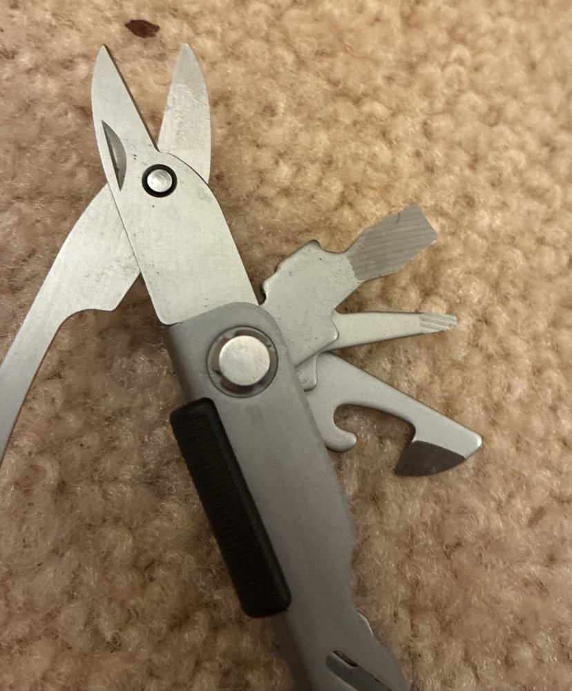 Pristine Discontinued Gerber Multi Tool Needlenose Drop Point blade with Sheath