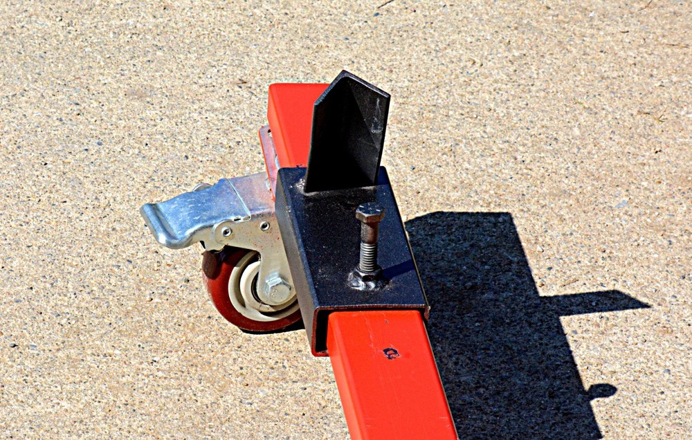 TRIPOD DOLLY WITH BALLBEARING LOCKDOWN CASTERS.