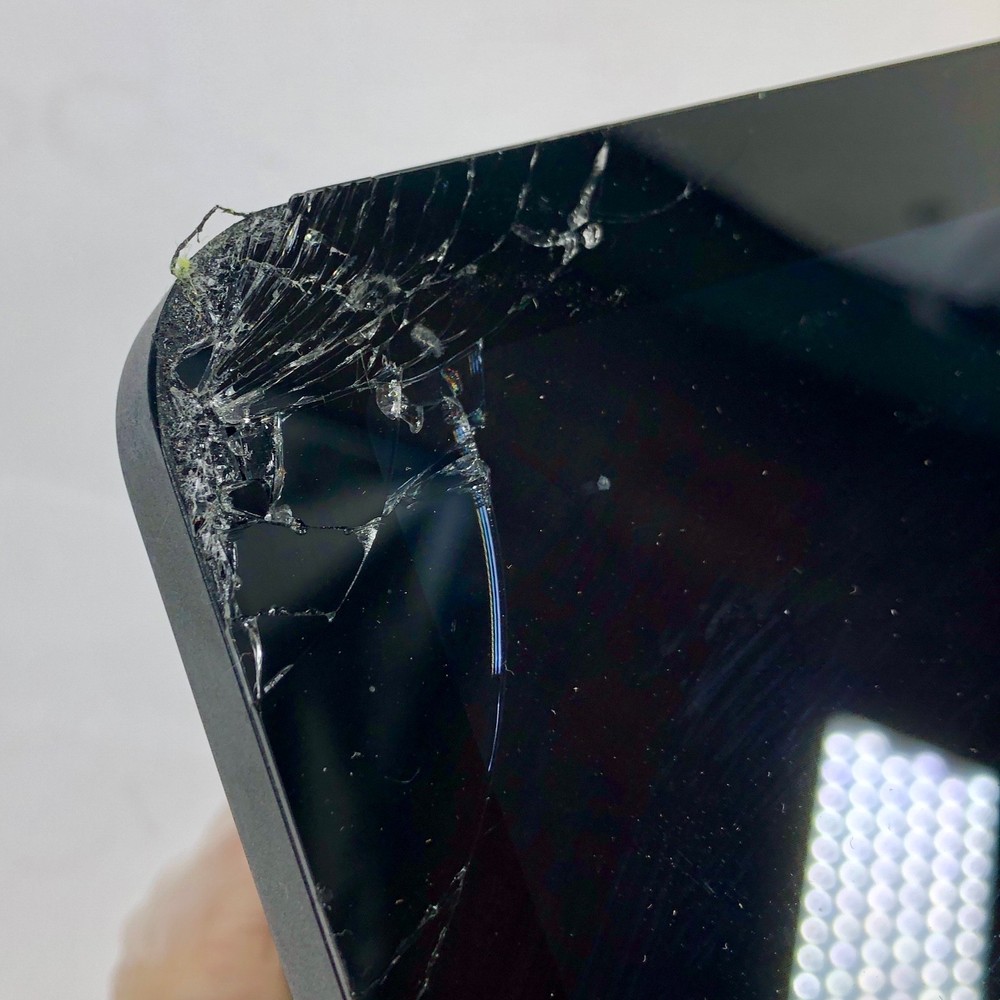 CRACKED DAMAGE Amazon Echo Show 8 3rd Gen Smart Speaker Charcoal - R85SD6