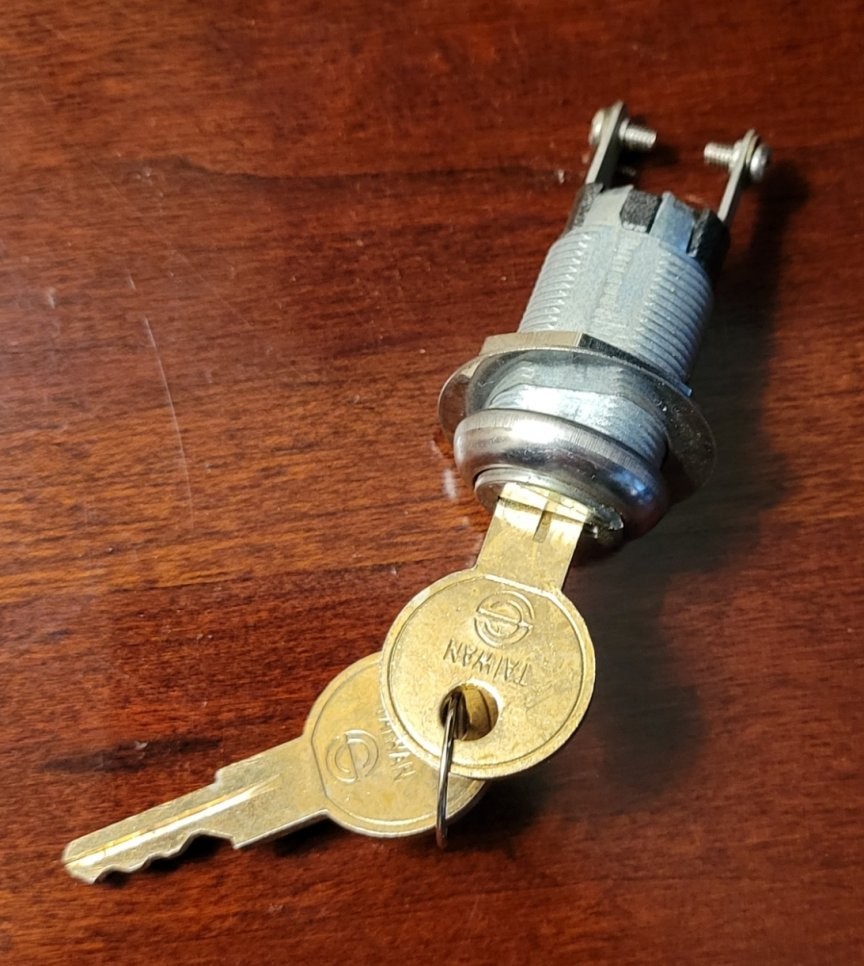 Panel Mount Keyed Key Switch SPST (off/on) with 2 Keys NOS