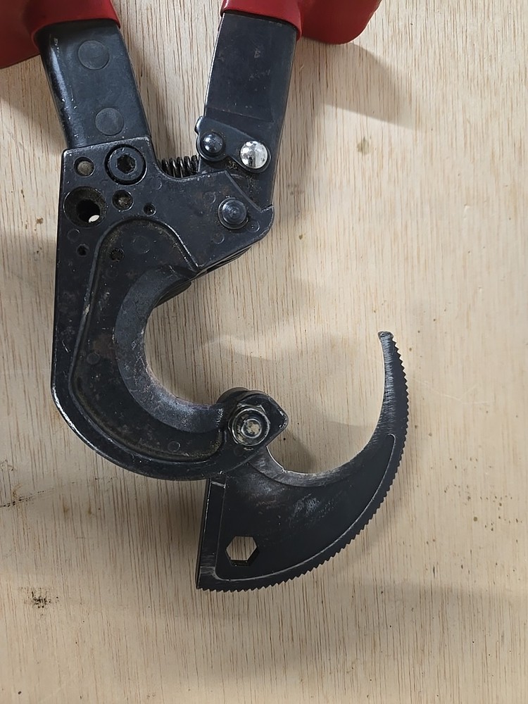 Klein Tools 63060 Ratcheting Cable Cutter, Red