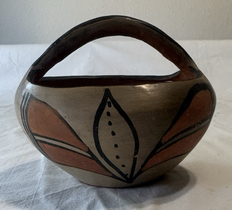 VINTAGE 1928 Santo Domingo Pueblo Pottery Handled Polychrome Basket Kewa 6"