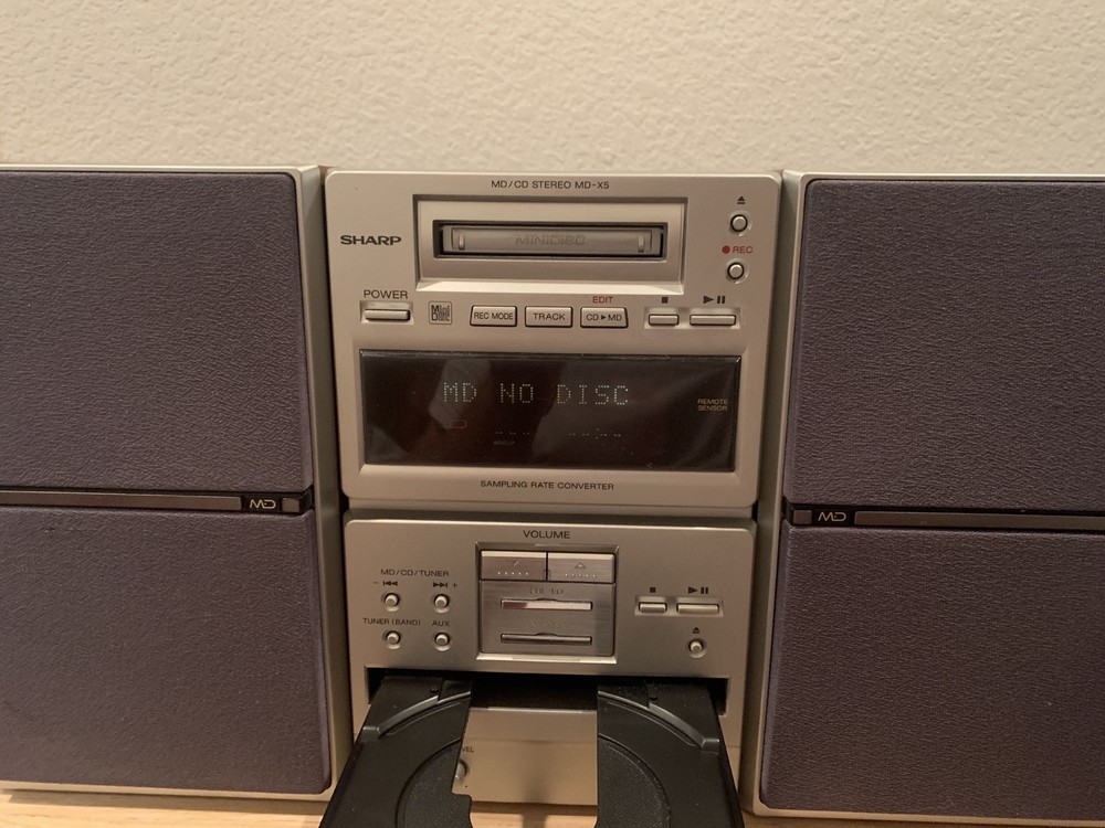 Sharp MD-X5 Minidisc / CD / Tuner Mini-System with 2 two CP-X5 speakers. Rare