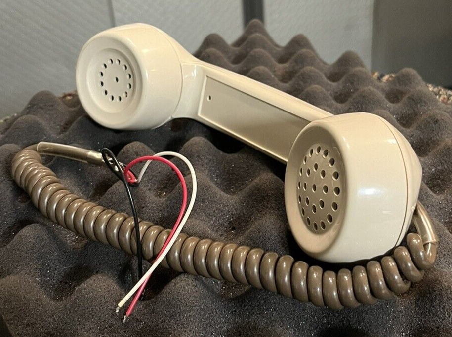(1) AIPHONE MODEL NCH-1 NOISE CANCELLING HANDSET. NOS/NIB.