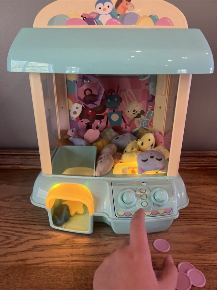 Mini Claw Machine – Lights, Music & Squishy Prizes!