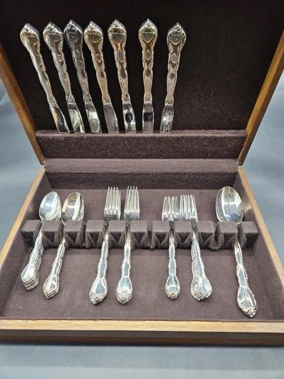 Lunt Silversmiths Haverford Pattern Silverplate Flatware 33 Pieces