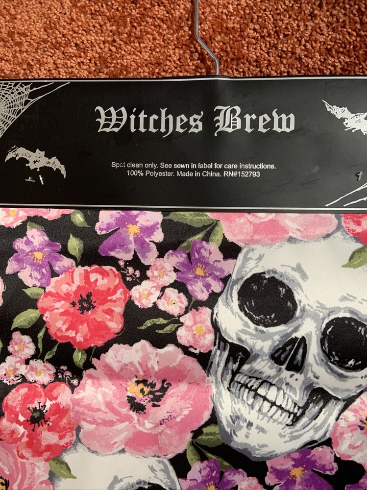 witches brew skull table cloth size 13 X 72