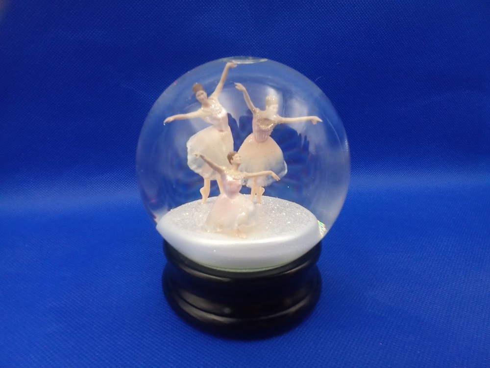 CoolSnowGlobes - Three Dancers Snow Globe