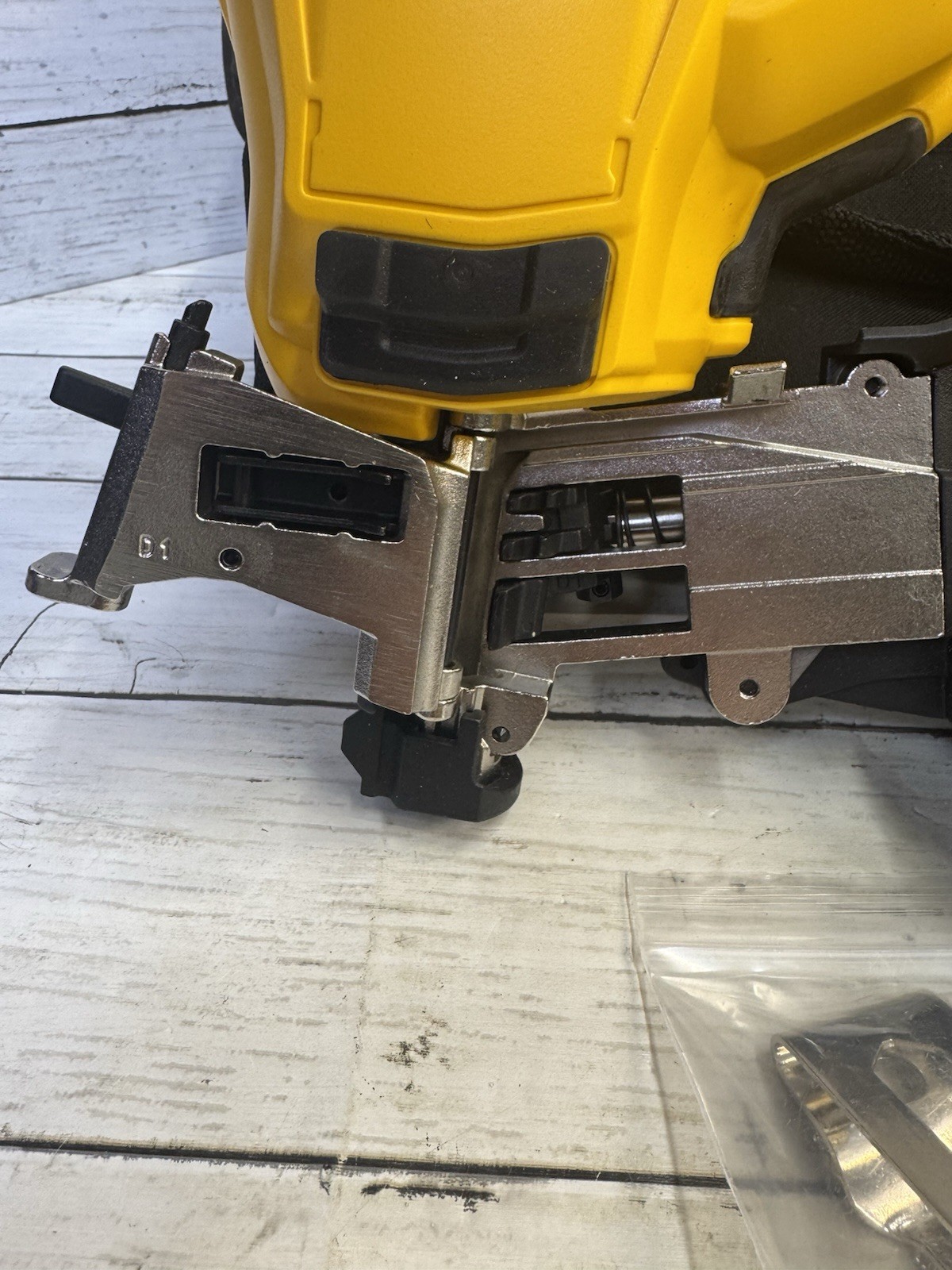 Dewalt (DCN45RND1) 20V MAX Lithium-Ion 15-Degree Cordless Roofing Nailer Kit