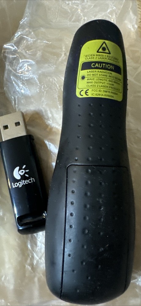 Logitech R400 Presenter Remote Control & Laser Pointer w/cover