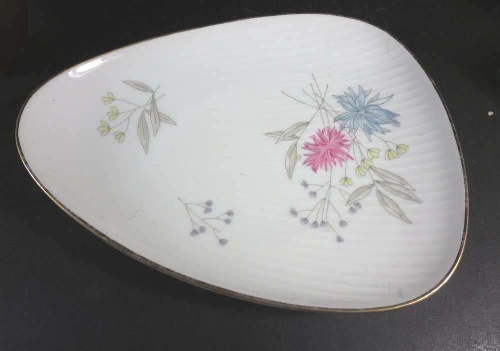 Thomas Triangular Tid-Bit Serving Tray Unknown Pattern Flowers