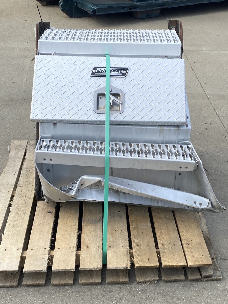 2014 Freightliner Cascadia Tool Box (693-10256)