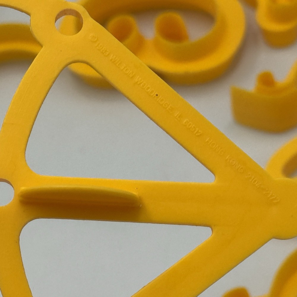 Vtg Yellow Wilton Cake Decorating Tools Pattern Presses (15 Pcs.) 1983