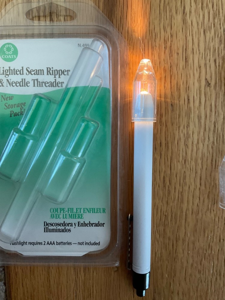 Coats &Clark Lighted Seam Ripper/Needle Threader