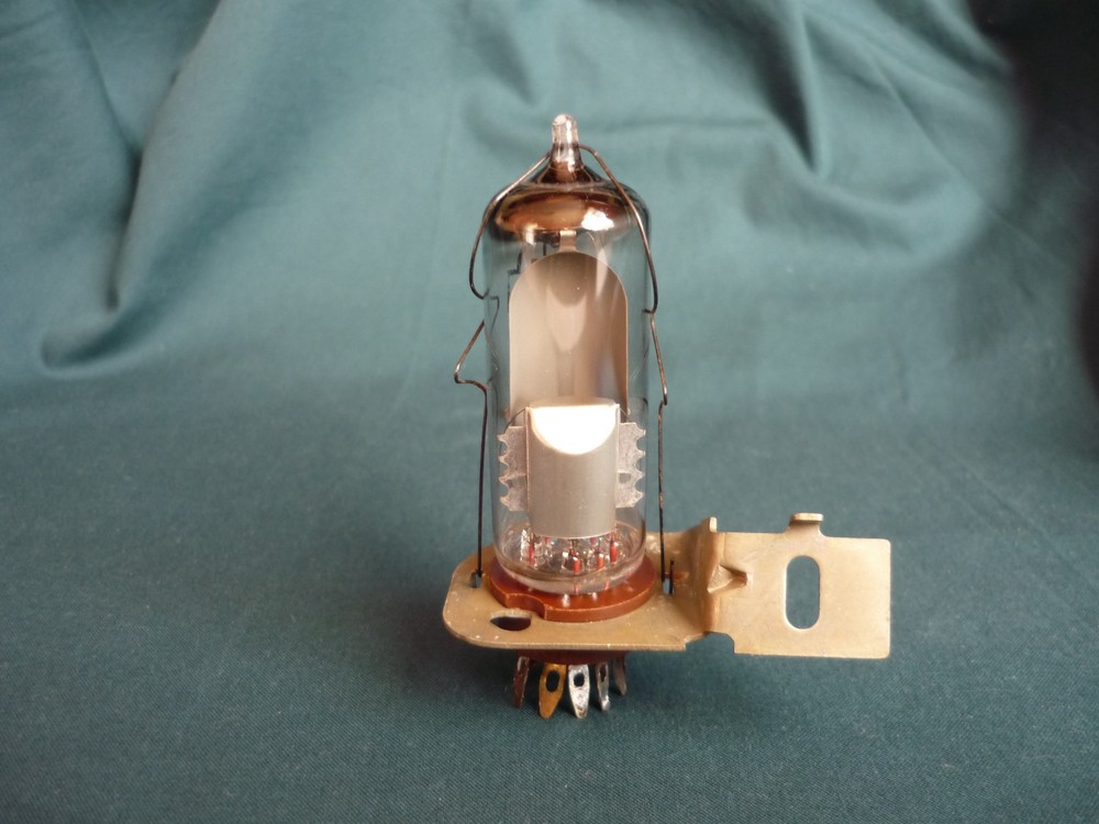 1pc. 6E1P / 6Е1П ~ EM80, 6BR5 Magic Eye Indicator EXTRA SHARP. with SOCKET