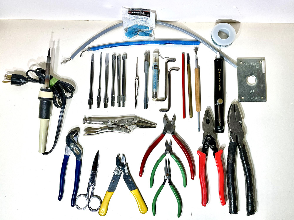 25 Piece Electrician Tool set and Carrying Case