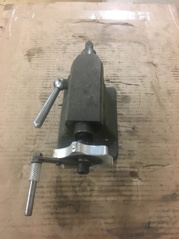 Adjustable dividing head tailstock