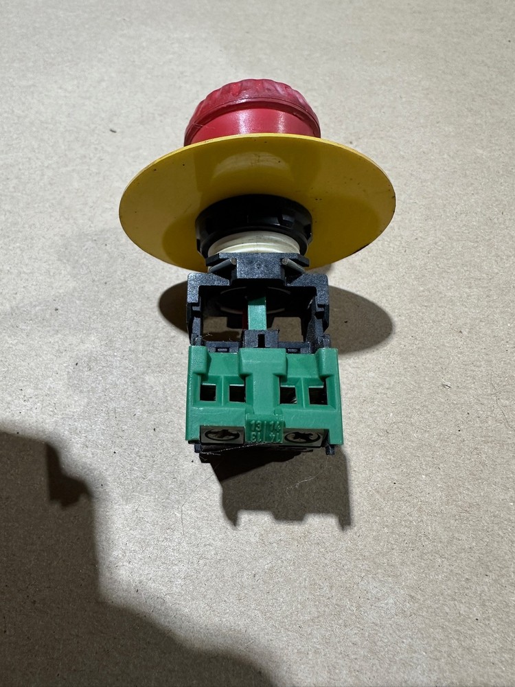 Square D Telemecanique DA11 Class 9001 Emergency E StopContact Block w/ Button