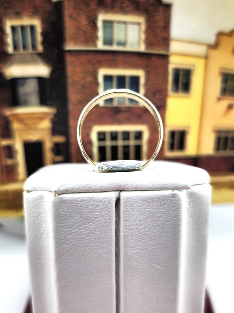 10k solid gold ring* High polish* 1 Diamond* size 7*** WB113