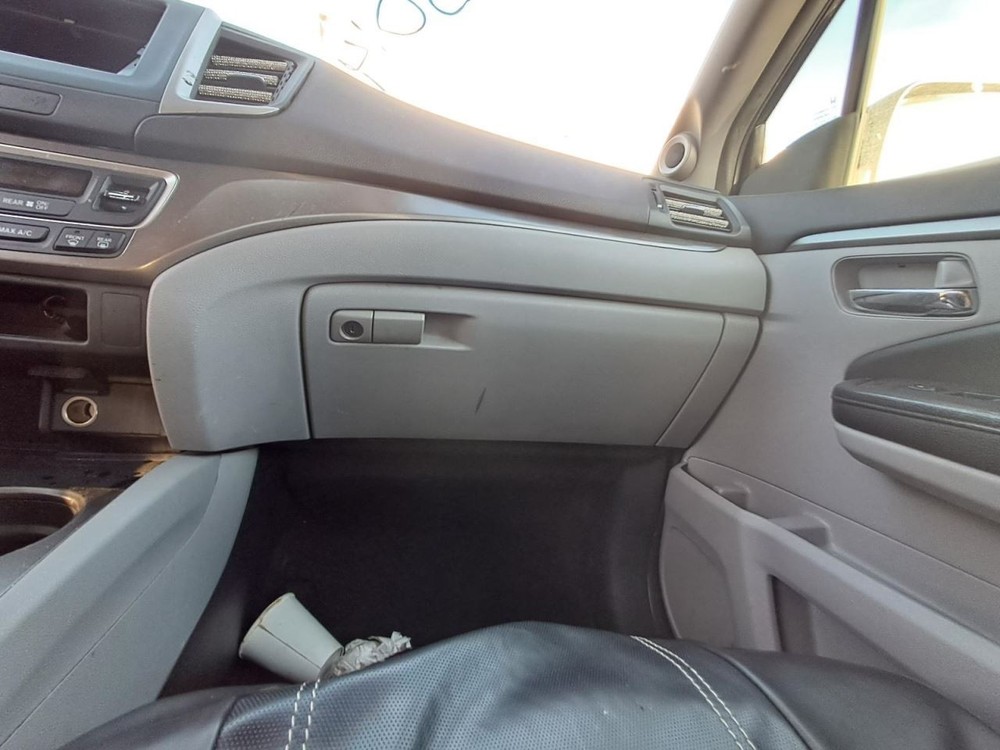PILOT     2016 Glove Box 4868477