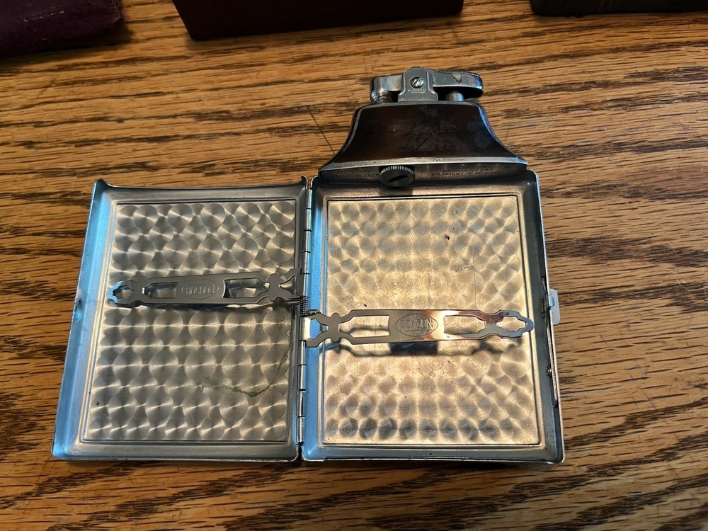 VINTAGE MASTERCASE FASHIONED BY RONSON WORLD'S GREATEST LIGHTER WITH CASE