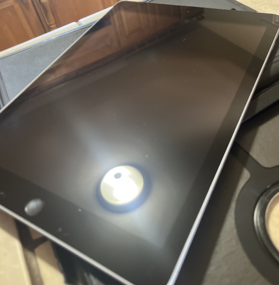 iPad 8 WiFi Cellular Otterbox Case Great Condition Broken