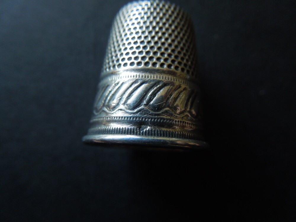 K203 ANTIQUE SILVER THIMBLE SEE DESCRIPTION