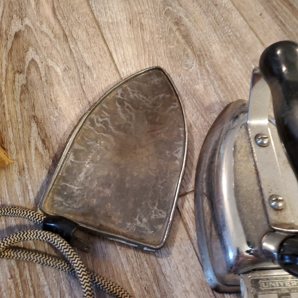 Vintage Singer Universal Electric Iron Model 27770A Automatic With Cord 115 Volt