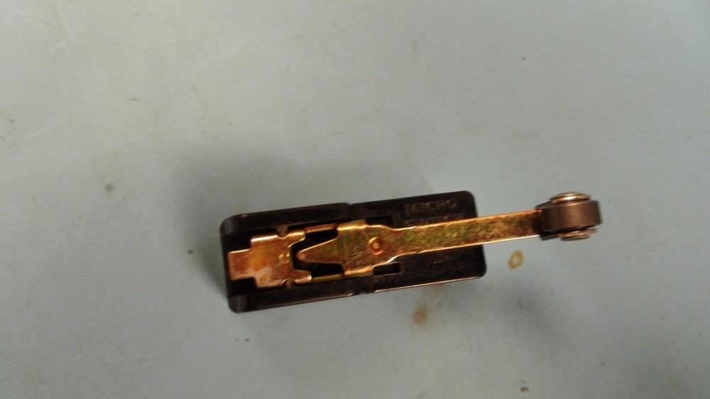 BZ-2RW82-A2 Basic Switch, Roller Lever, SPDT 15A, BZ Series, BZ-2RW82