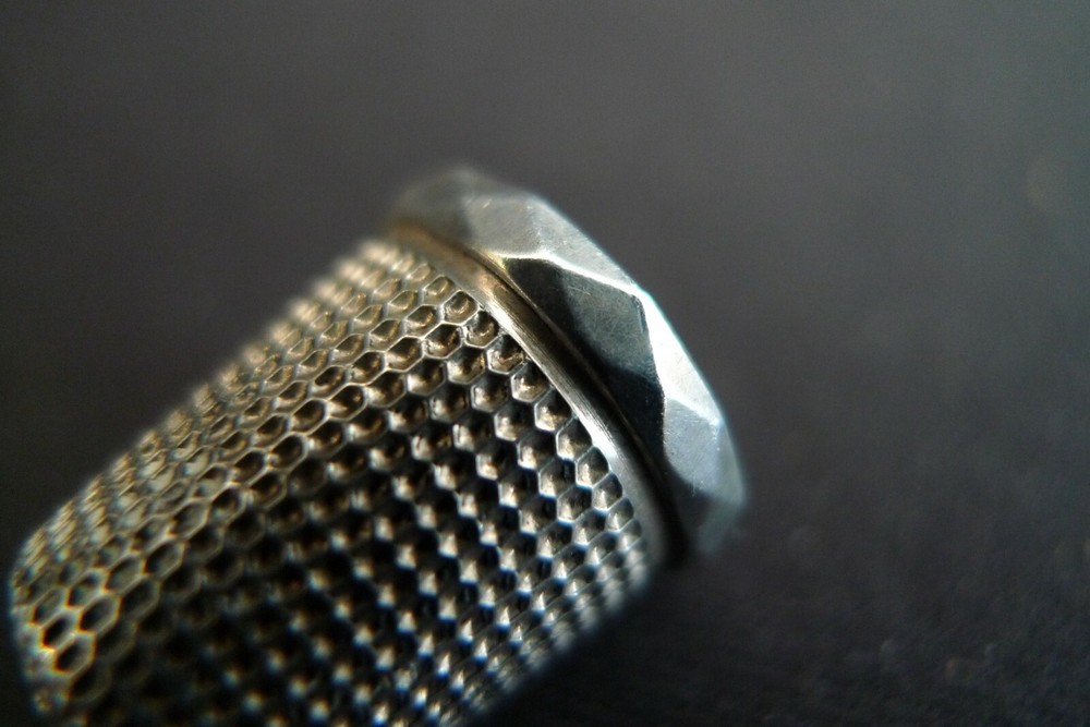 VINTAGE STERLING SILVER SEWING THIMBLE HAMMERED PATTERN DESIGN EDGING SIZE 8