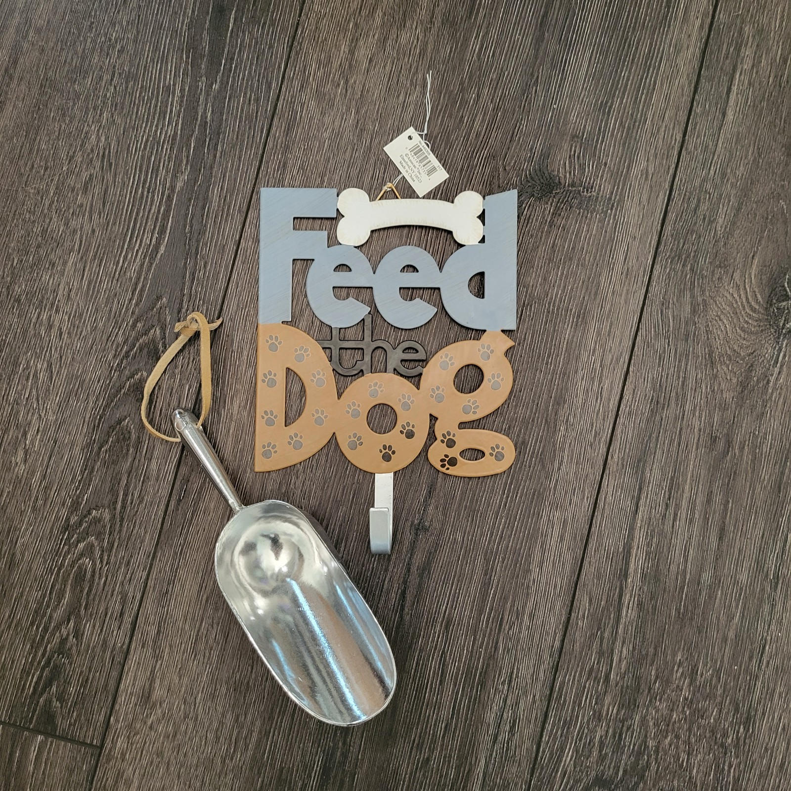 Dogs Metal Food Scoop with Hanging Decorative Reminder Plaque - Feed The Dog