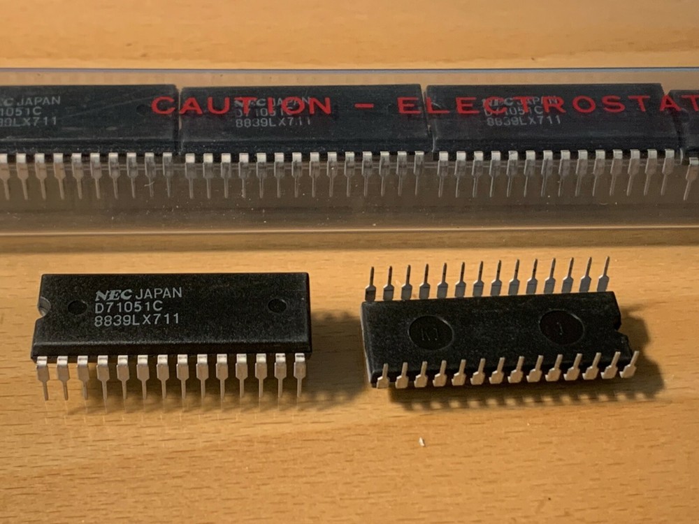 D71051C - NEC IC - Serial/Byte controller - PDIP-28.