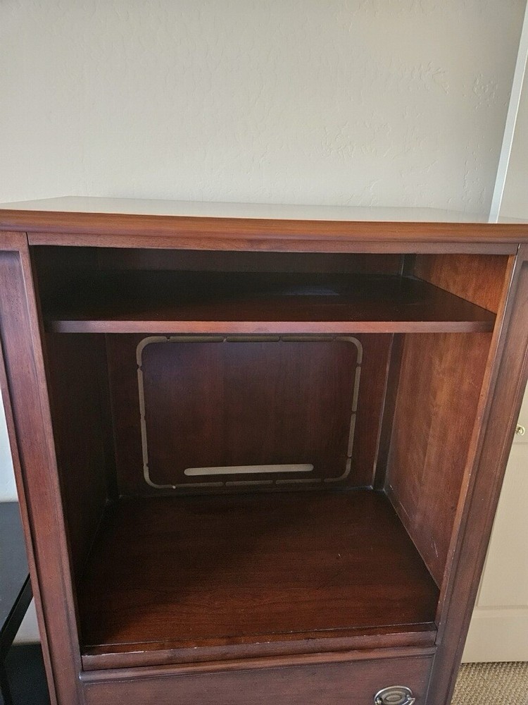 BROYHILL Bedroom Set $1,800 OBO