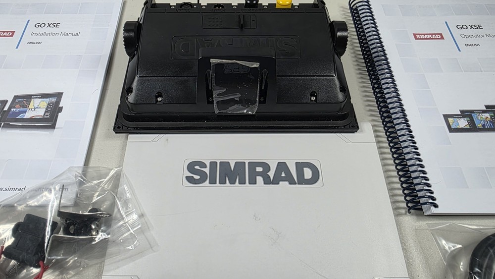 Simrad GO9 XSE Chartplotter / Fishfinder – Complete Kit w/ HS Skimmer M/H.