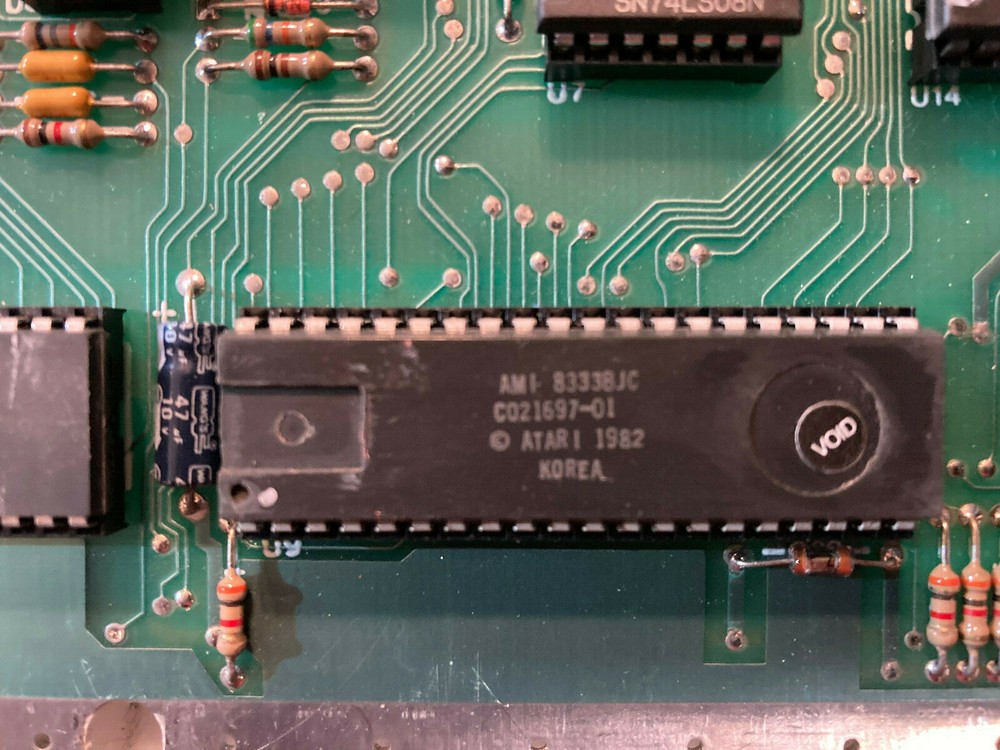 Top and bottom case Atari 600XL Removed from computer