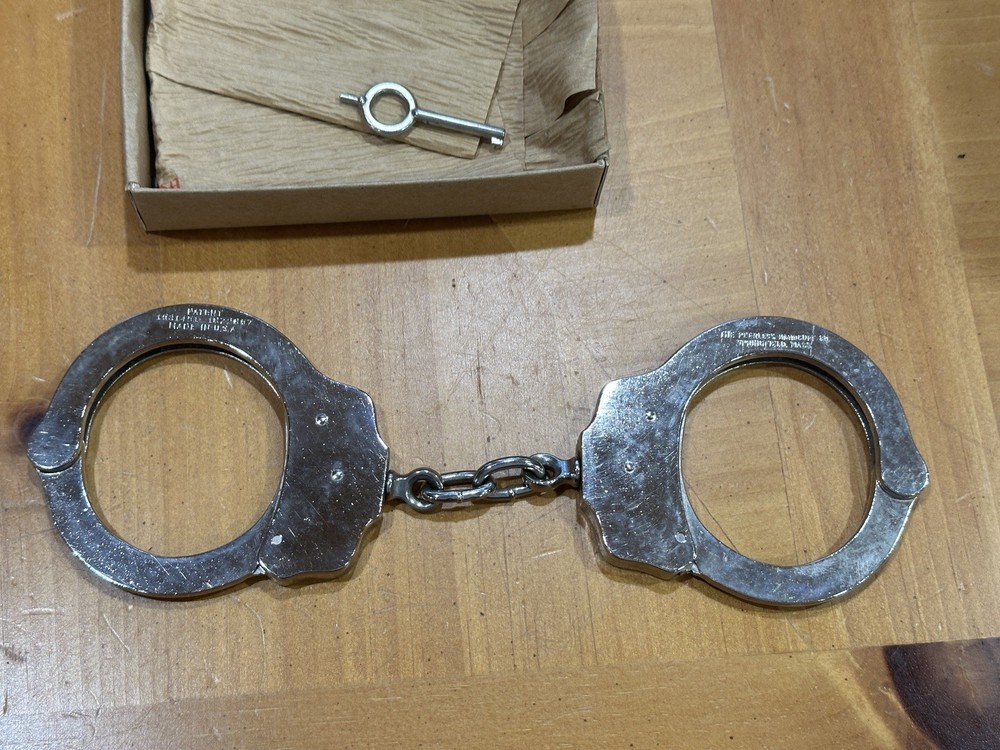 Peerless 4710 Chain Link Handcuff - Nickel Finish