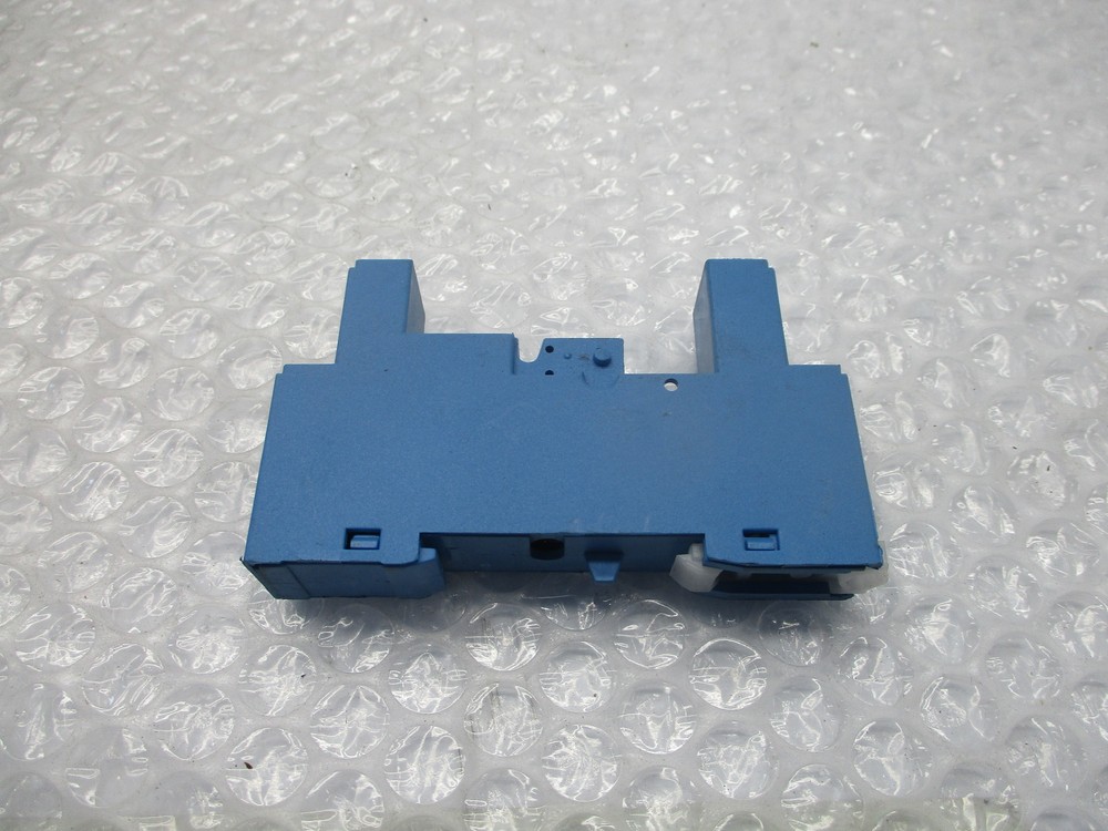 FINDER 95.83.3 RELAY BASE NSNP