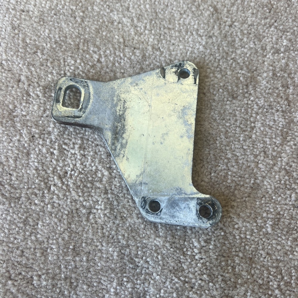 1999 - 2017 HARLEY DAVIDSON DYNA OEM FRONT HEADER EXHAUST MOUNT BRACKET 65975-99