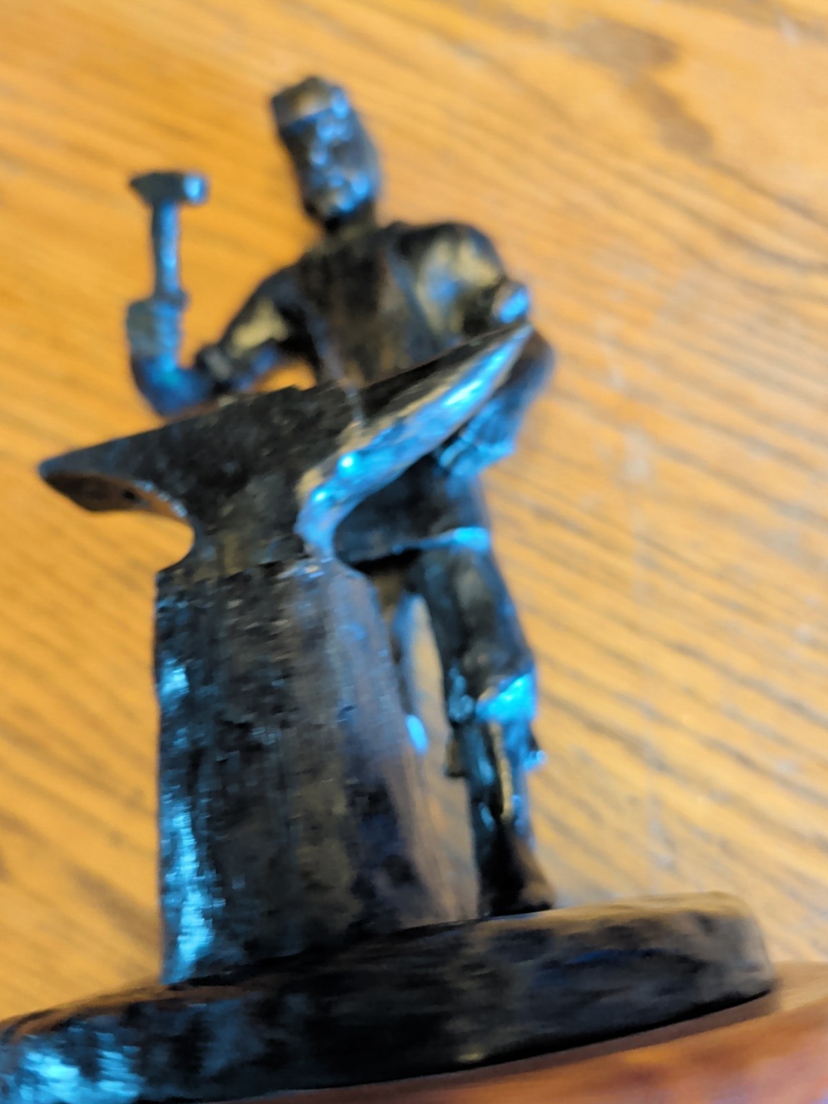 JOHN FRENCH HEAVY BRONZE METAL STATUE FIGURE BLACKSMITH HORSESHOE 1976 RARE VTG