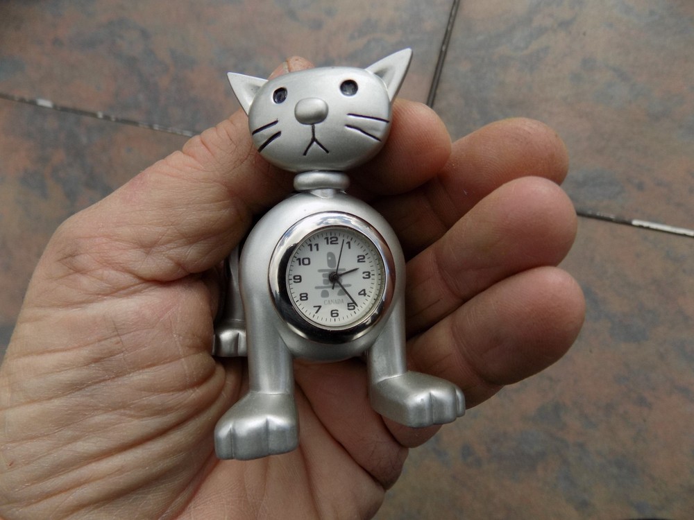 Canada Silver Pewter Type Office Desk Springy Spring Novelty Cat Clock