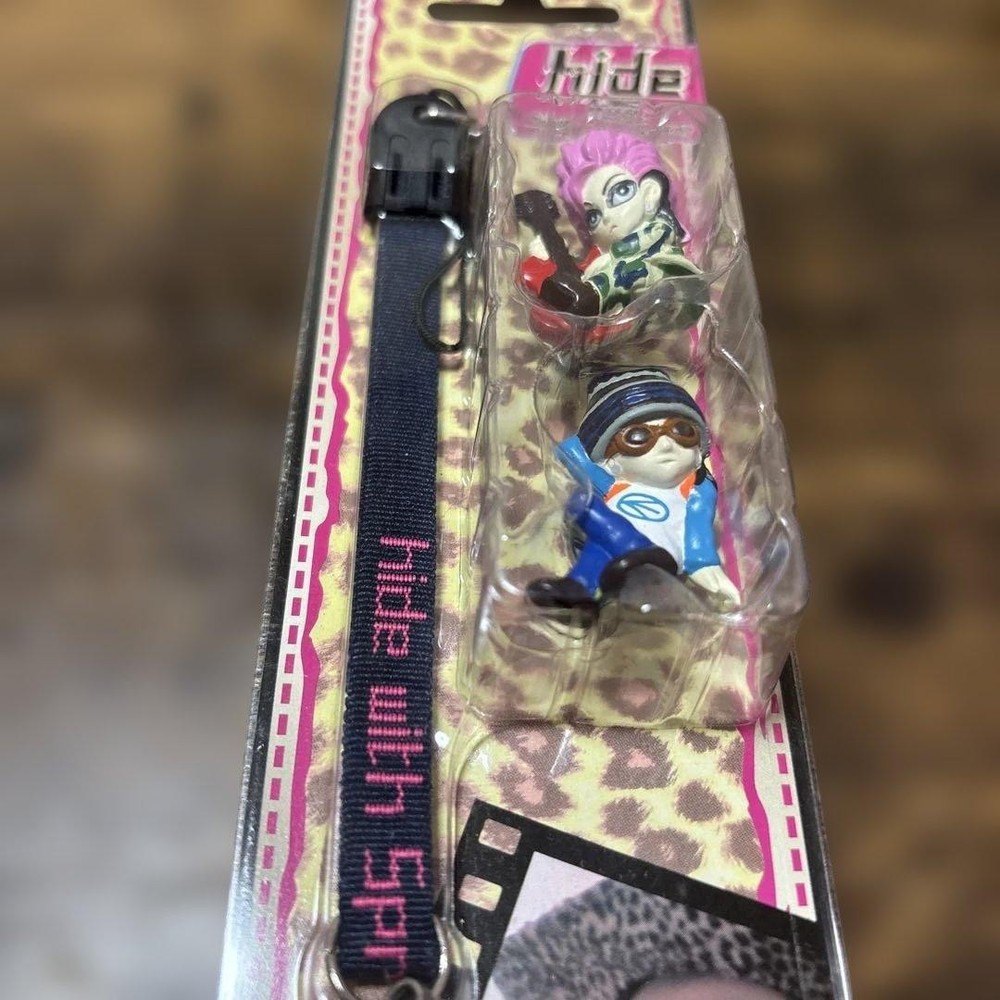 hide with Spread Beaver cell phone strap