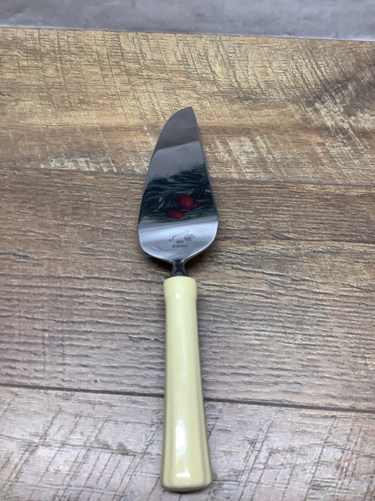 FIESTA IVORY CERAMIC HANDLED UTENSIL CAKE SERVER