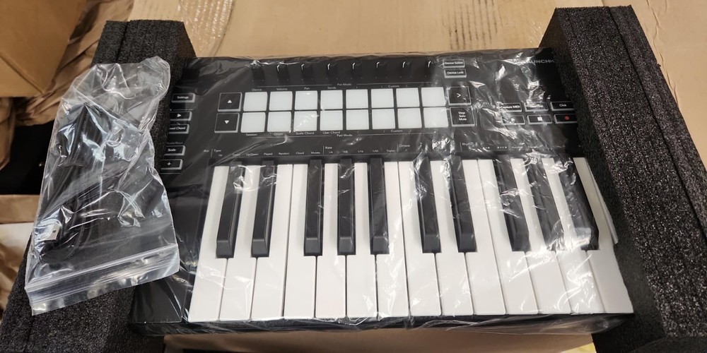 Novation Launchkey Mini Mk3 25 Mini-key Midi Keyboard Controller Open box