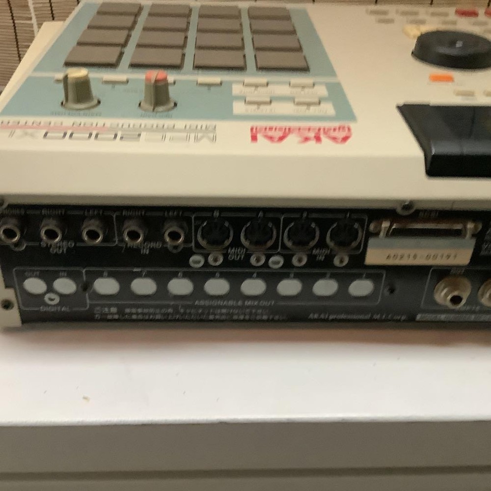 AKAI MPC2000XL sampler