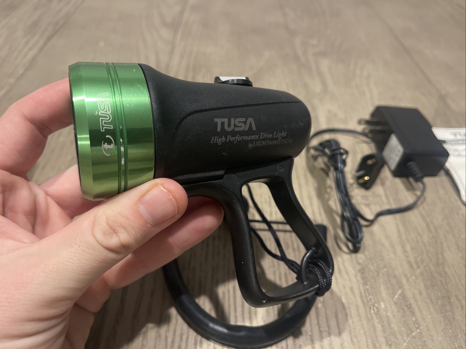 TUSA TUL-600 LED Dive Light With Case, Charger, and Manual