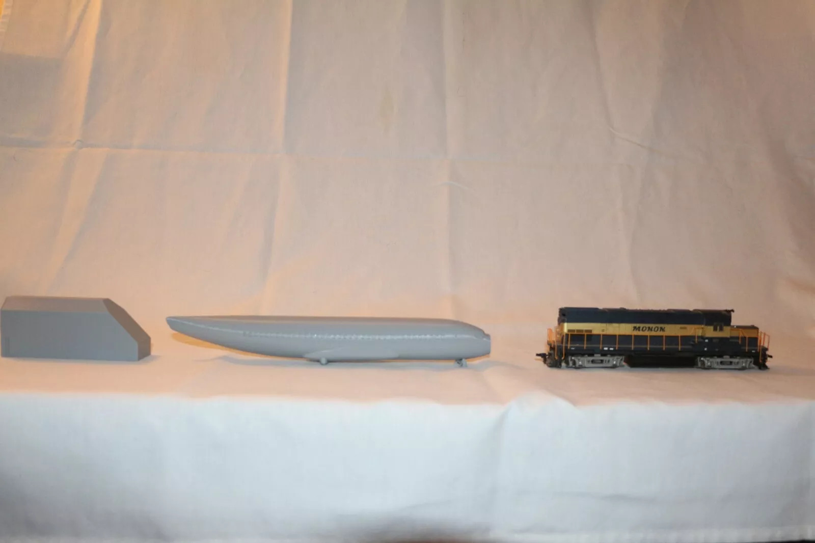 HO Scale Boeing 737 Fuselage and Cargo 11" or 15.25"