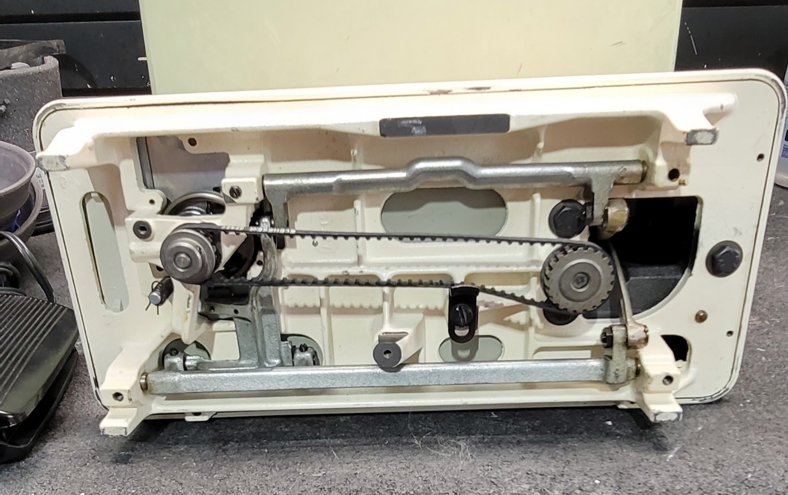 Singer Sewing Machine Fashion Mate 362 (made in Italy) - Used machine -Turns on